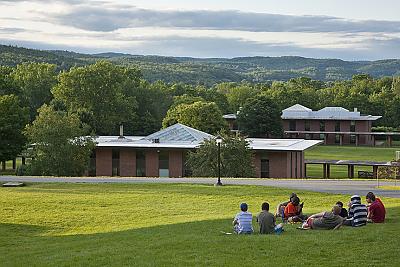 夏天，地标学院的学生们坐在校园上方的绿地上.